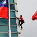 (Foto) Bez užeta na "vrhu sveta": Aleks Honold popeo se na jedan od najviših nebodera, Netfliks prenosio podvig