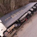 Stravične slike nakon saobraćajke kod Kraljeva! Vozač šlepera probio bankinu, pa sleteo u potok (foto/video)