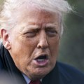 Трамп оценио пресуду Врховног суда о укидању царина „срамотном“