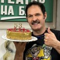 Poznati glumac proslavio rođendan na sceni, torta iznenadila prisutne: Niko ne veruje koliko je godina napunio