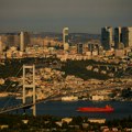 Sedmospratna zgrada u Istanbulu delimično se urušila, sedmoro ostalo pod ruševinama