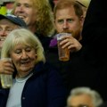 Princ Hari prvi put u javnosti od povratka u Veliku Britaniju, sa kriglom piva u ruci, dobio zvižduke