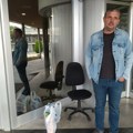 Milosavljević i dalje u štrajku: Noć proveo na ulazu u zgradu Gradske uprave