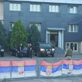 Kosovska policija uklonila bilbord sa zastavom Srbije u naseljima u severnom delu Kosovske Mitrovice
