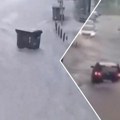 Snažno nevreme pogodilo Solun: Na ulicama bujice, voda nosi kontejner kao igračku! (video)