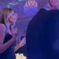 Donald i Melanija Tramp dočekali novu godinu sa ilonom maskom Prva dama plesom zaludela svet, "konačno uživa" (video)