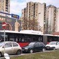 Još jedan sudar na Novom Beogradu: U bloku 61 autobus se zakucao u auto, saobraćaj obustavljen