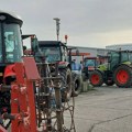 Meštani traktorima blokirali put Bojnik-Brestovac