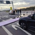 Teži uslovi vožnje zbog padavina i pojačanog saobraćaja, kamioni čekaju na Preševu i Horgošu