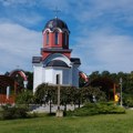 U crkvi u Šumaricama obavljena sahrana bez dozvole nadležnih: Pravila ne važe, biće kako biznismen kaže