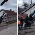Darko gledao TV kada je auto "sleteo" na krov kuće: Detalji bizarne nesreće kod Ćuprije (video)
