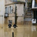 (Foto) Poplavljen zapad Francuske: Kiša pada mesec dana, reke potopile polja, šume, puteve i kuće