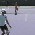 Ponovo kradu šou: Sabalenka upala Novaku na teren, on je pogodio lopticom!