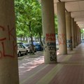 Zgrada Hemijskog fakulteta i dalje nije okrečena: Nadležni obećali pomoć, grafiti sa uvredljivim porukama stoje