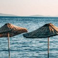 Zabrana kupanja na popularnoj plaži u Pefkohoriju zbog izlivanja kanalizacije