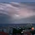 Nad Beogradom se nadvili crni oblaci i sevaju munje, glumica pokazala nevreme sa krova zgrade "Zvuk tišine"