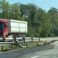 Grdosija od nekoliko tona završila u zaštitnoj ogradi kod Smedereva. Vozač šlepera izgubio kontrolu, srećom nema povređenih.…