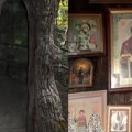 Najmanja pravoslavna kapela krije se u hrastu starom 400 godina: Samo tri osobe mogu da stanu unutra (video)