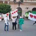 FOTO: Akcija Zborova na Trgu slobode - Tri srca za studente
