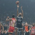 Sukob navijača Partizana i Zvezde na derbiju, letele baklje VIDEO
