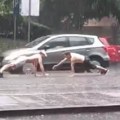 Kiša u Beogradu lije kao iz kabla, a oni rade sklekove! Nasred ulice skinuli majice i krenuli sa treningom (video)