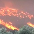 Vatreni tornado snimljen u Grčkoj: Plamen progutao brdo, neverovatan prizor na Rodosu (video)