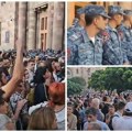 Na ivici eksplozije nasilja: Demonstranti opkolili zgradu vlade u Jerevanu, gađaju policiju i traže ostavku Pašinjana…