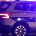 BMW-om pravo s puta u drvo: Teška nesreća u Beogradu, nastradao mladić (23), drugi teško povređen (25)
