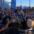VIDEO Srpska truba i čuvena narodna pesma ispred „Rod Lejver arene“: Đokovića dočekali kako nisu nikada pre