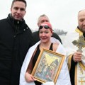 Marija prva do časnog krsta : Stotinu učesnika Bogojavljenskog plivanja u Sremskoj Kamenici