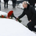 (Foto): Putin položio venac povodom 80. godišnjice oslobođenja Lenjingrada: Opsada grada trajala skoro 900 dana, umrlo više…
