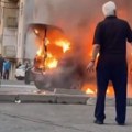 Vatrena buktinja na Voždovcu: Izgoreo automobil na parkingu, crni dim se širio, umalo se zapalila i druga vozila! (video)