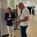 Sin šabana šaulića zbog izbora došao u Srbiju! Generalni konzul u pratnji majke obavio građansku dužnost