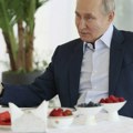 Putin pred kamerama pokazao svoj stan, sve pršti od luksuza: Otvorio čak i frižider, ima i kapelu