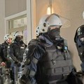 U selu kod Kovačice policija u opremi sprečava da se poprave kablovi kablovskog operatera