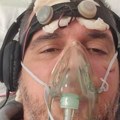 (Foto) prva slika našeg pevača (42) iz bolnice: Priključen na kiseonik, u vidno lošem stanju