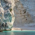 Panika na plaži U Grčkoj Vetar decu odneo na pučinu roditelji U panici, spasavali ih helikopterom