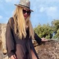 Papuče i providna crna haljina: Danica Maksimović se ovako slikala na moru: U osmoj deceniji ima noge za medalju (foto)