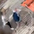 Kamere snimile kako dečak (13) ubada vršnjaka u vrat! Povređeni viče u pomoć, horor kod škole u Grčkoj