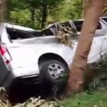 Minibus udario u drvo, poginulo pet turista Objavljeni snimci nakon stravične nesreće na Baliju (video)