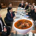Uz boršč i ukrajinske sarme lakše se rešava spor oko NATO i Donbasa: Fino se jelo kod Trampovog izaslanika, pojavila se…