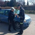 Osmeh i ruža: Policajci širom Srbije ovako iznenadili dame na drumu (foto)