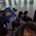 Sraman potez Albanaca: U medija centru mahali zastavom tzv. Kosova tokom nastupa VIDEO