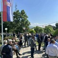 Pristalice studentske liste i SNS-a ispred Narodnog muzeja u Aranđelovcu (VIDEO)