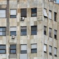Počelo uklanjanje banera sa Palate Albanija