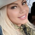 Umrla žena koja je napisala najveći hit Južnog vetra, ukrali su ga od Lepe Brene: Oglasila se pevačica