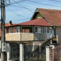 U ovoj kući je pevačica zatekla muža sa ljubavnicom, pa nasrnula na nju motkom: "Mamu ti, kakav..."