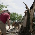 Nevreme ostavilo pustoš kod Čačka! Vetar čupao stabla iz korena i nosio krovove, stoletna lipa pala preko puta, meštani u šoku…