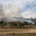 Širi se požar kod Drvara, vatra se približava kućama. Veliki broj meštana trenutno učestvuje u gašenju plamena, stigle…