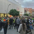 Studenti biciklisti stižu u Vranje, pred njihov doček okupile se i pristalice SNS: Policija između okupljenih strana VIDEO